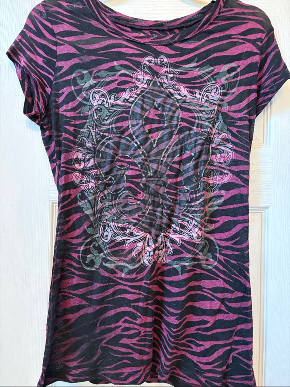 Jr Size L Black & Magenta Zebra-Print Short Sleeve Tee with Fleur-de-Lis Graphic
